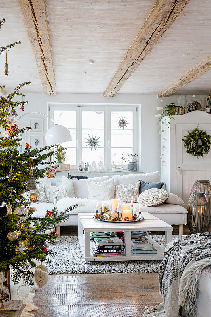 Weihnachtsbaum im gemütlichen Wohnzimmer im Landhausstil