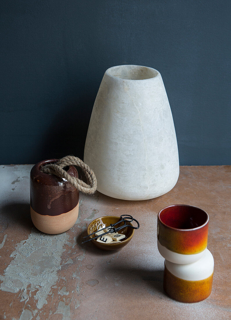 Vasen und Becher im Mid Century Stil auf abgenutzem Boden