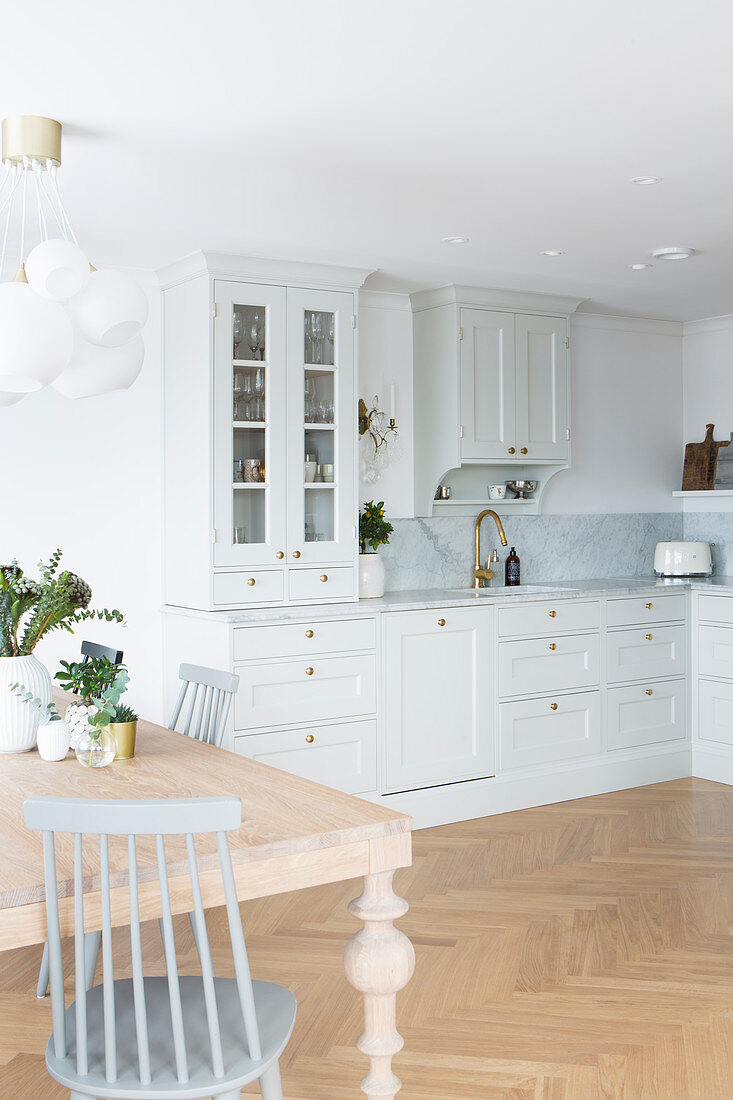 Wohnküche im skandinavischen Landhausstil mit hellgrauen Fronten