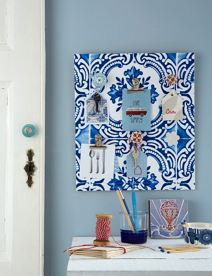 Selbstgemachtes Schüsselbrett beklebt mit Tapete in weiß-blauen Azulejo-Motiven