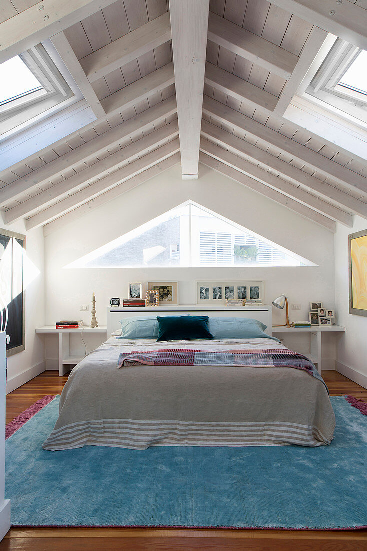 Doppelbett im Dachzimmer mit Holzdecke