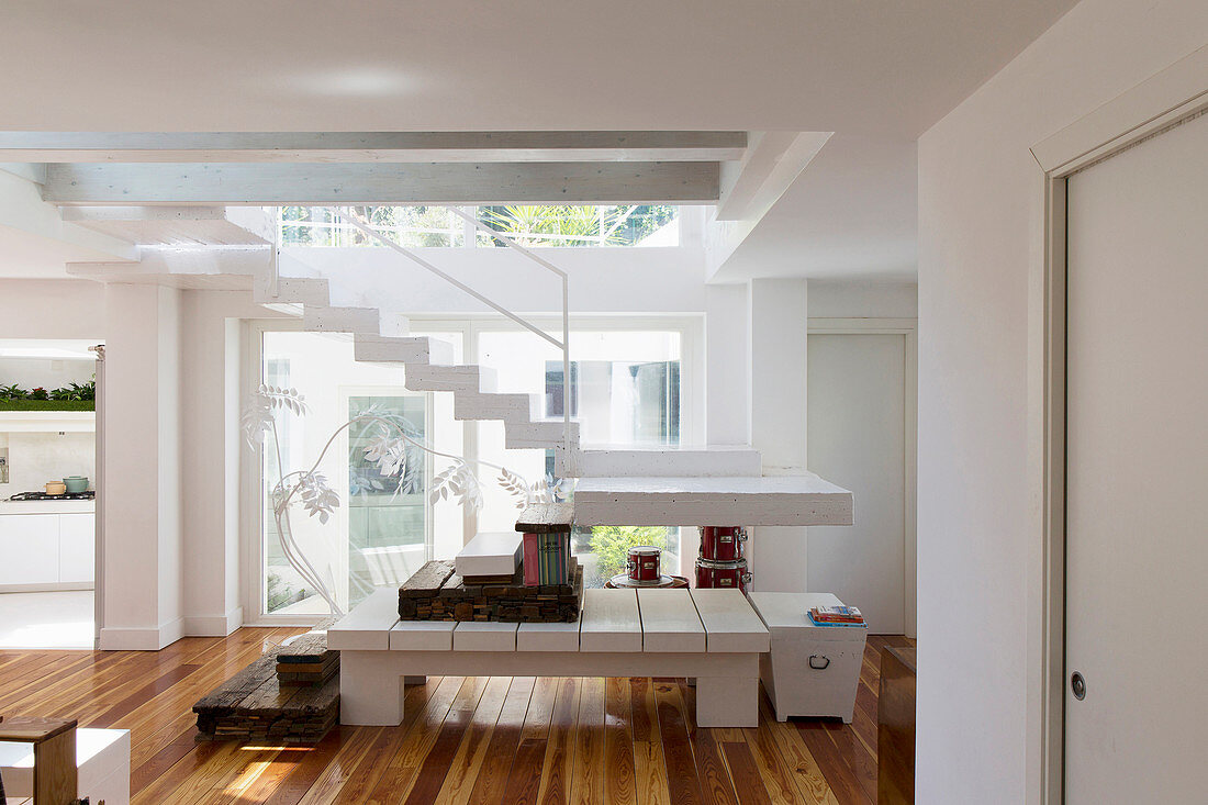 Individuelle Treppenstufen in weißem, offenem Wohnraum