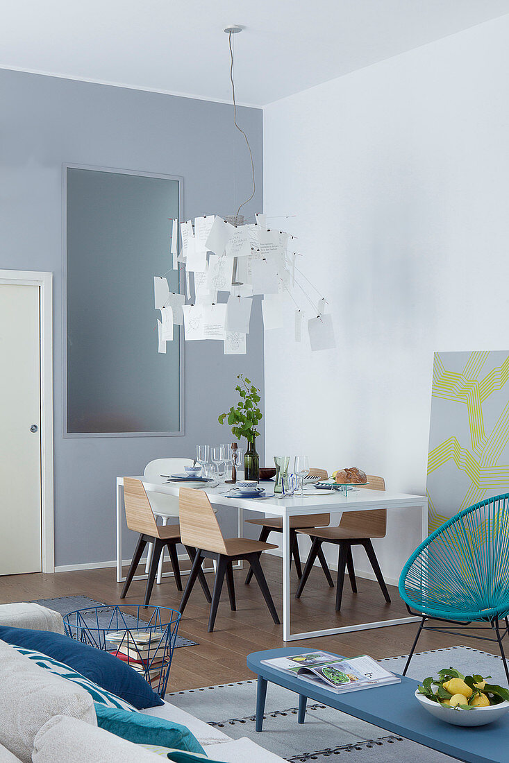 Moderne Designerlampe über Esstisch in Loftwohnung