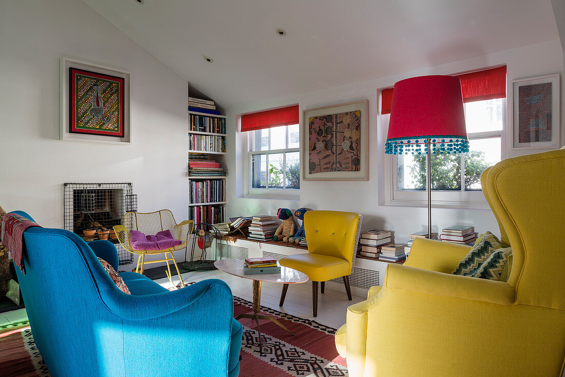 Gelbe und blaue Polstermöbel im bunten kleinen Wohnzimmer