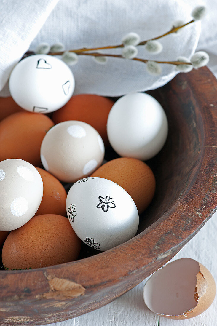 Ausgeblasene weiße Eier mit Stempelmotiv