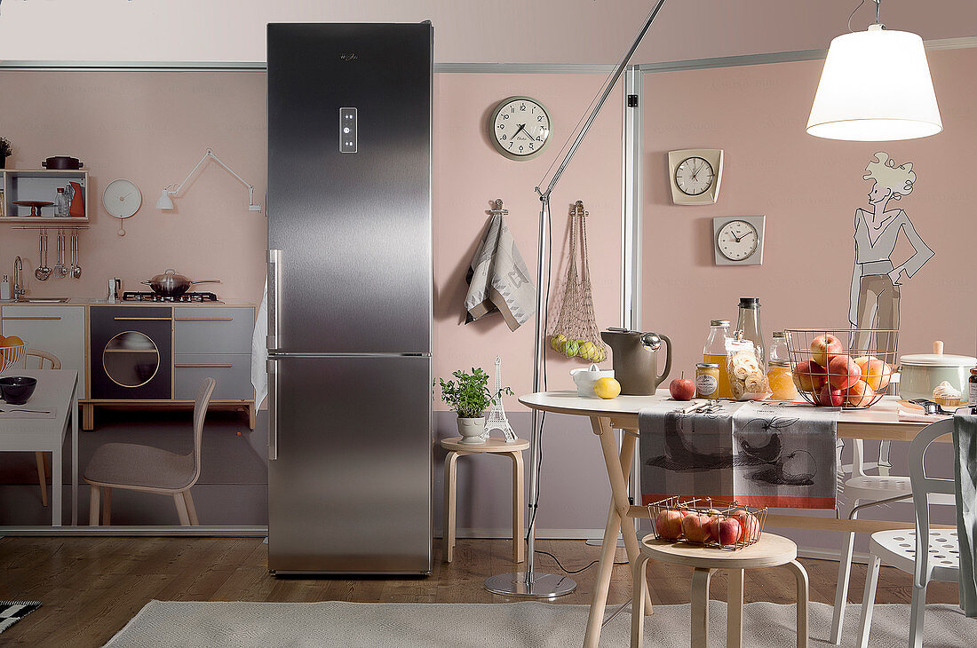 Raumhoher Edelstahlkkühlschrank als dekoratives 'Möbelstück' in der Küche