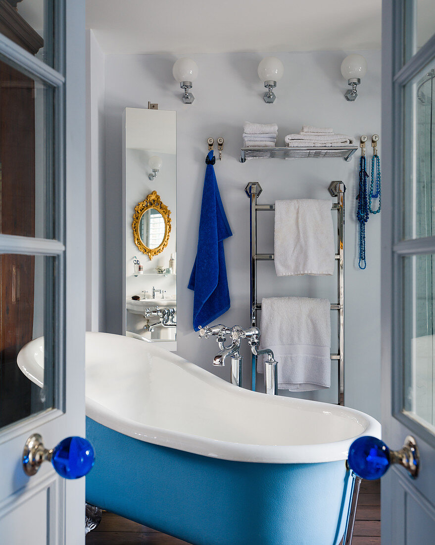 Freistehende Badewanne im Badezimmer in Blau und Weiß