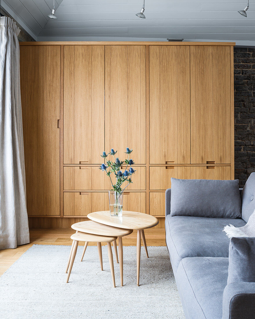 Moderner Holzschrank im Wohnzimmer in Grau