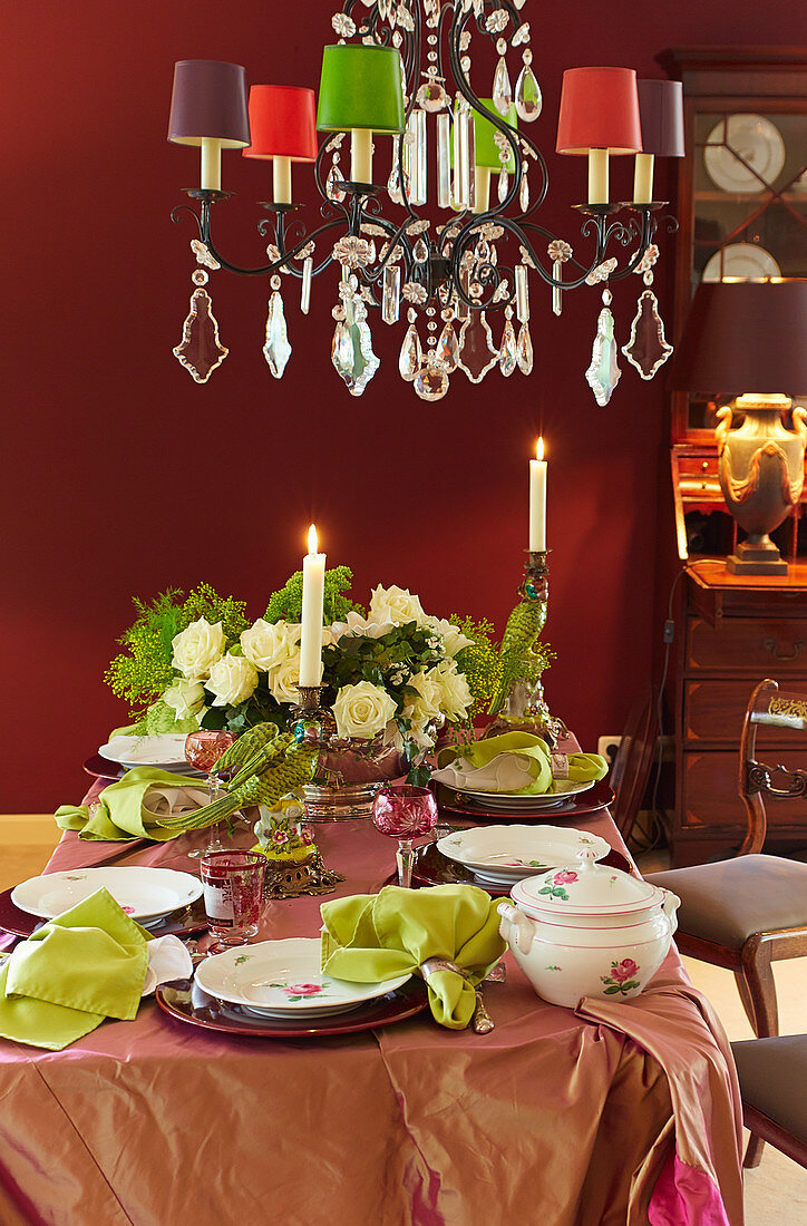 Table festively set in green, claret red and pink