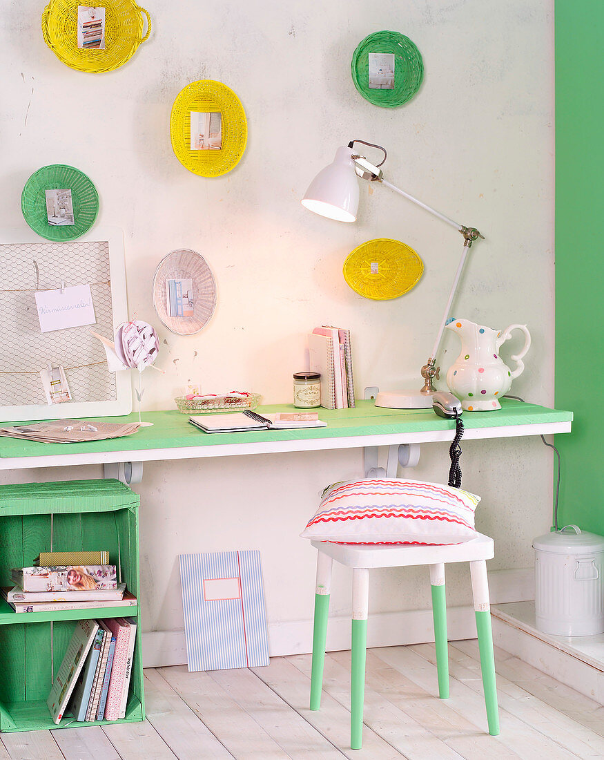 Romantisches Home-Office in frischem Grün mit kreativer Deko