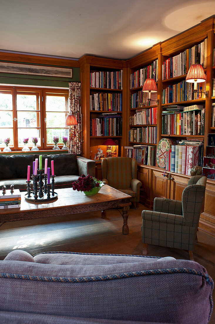 Maßgefertigte Bücherwand in und verschiedene Sitzmöbel im Wohznzimmer