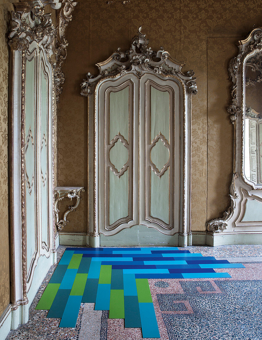 Blauer Boden im historischen Raum mit barocken Türen