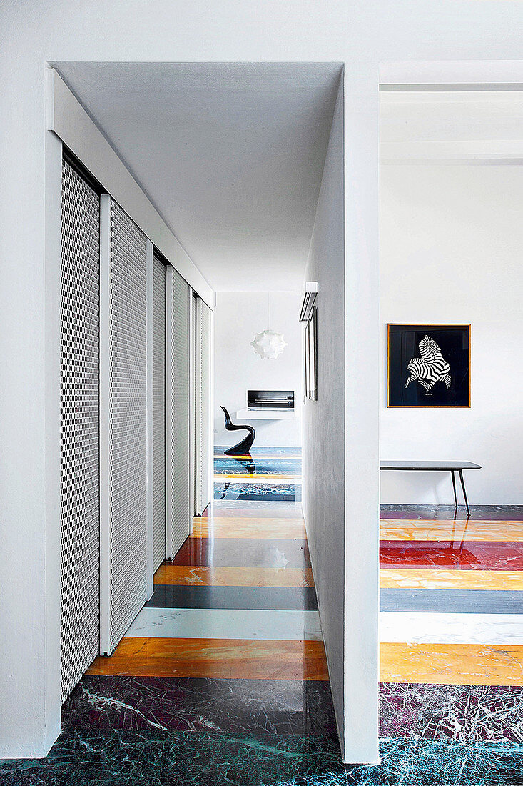 Designerwohnung mit Marmorboden aus verschiedenfarbigen Streifen