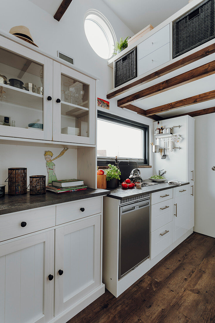 Weiße Küchenzeile unter der Zwischenebene im Tiny House