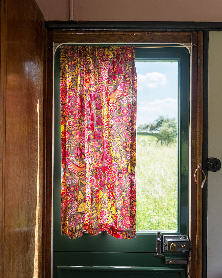 Geblümter Vorhang in Rottönen an der Tür eines alten Wohnwagens