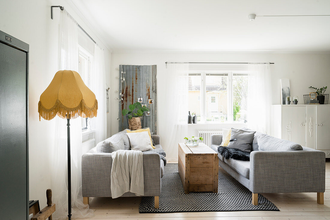 Gegenüberstehende graue Sofas im Wohnzimmer im Vintage-Stil