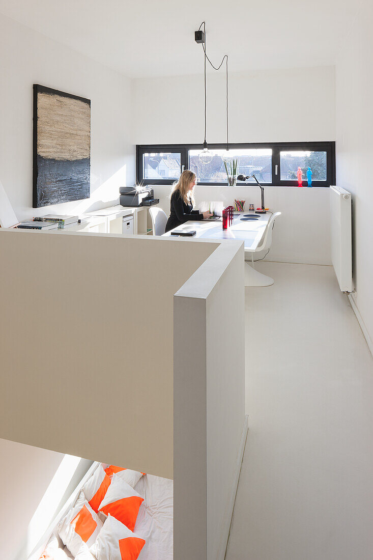 Moderne Maisonette-Wohnung mit Arbeitsbereich und Blick ins Freie