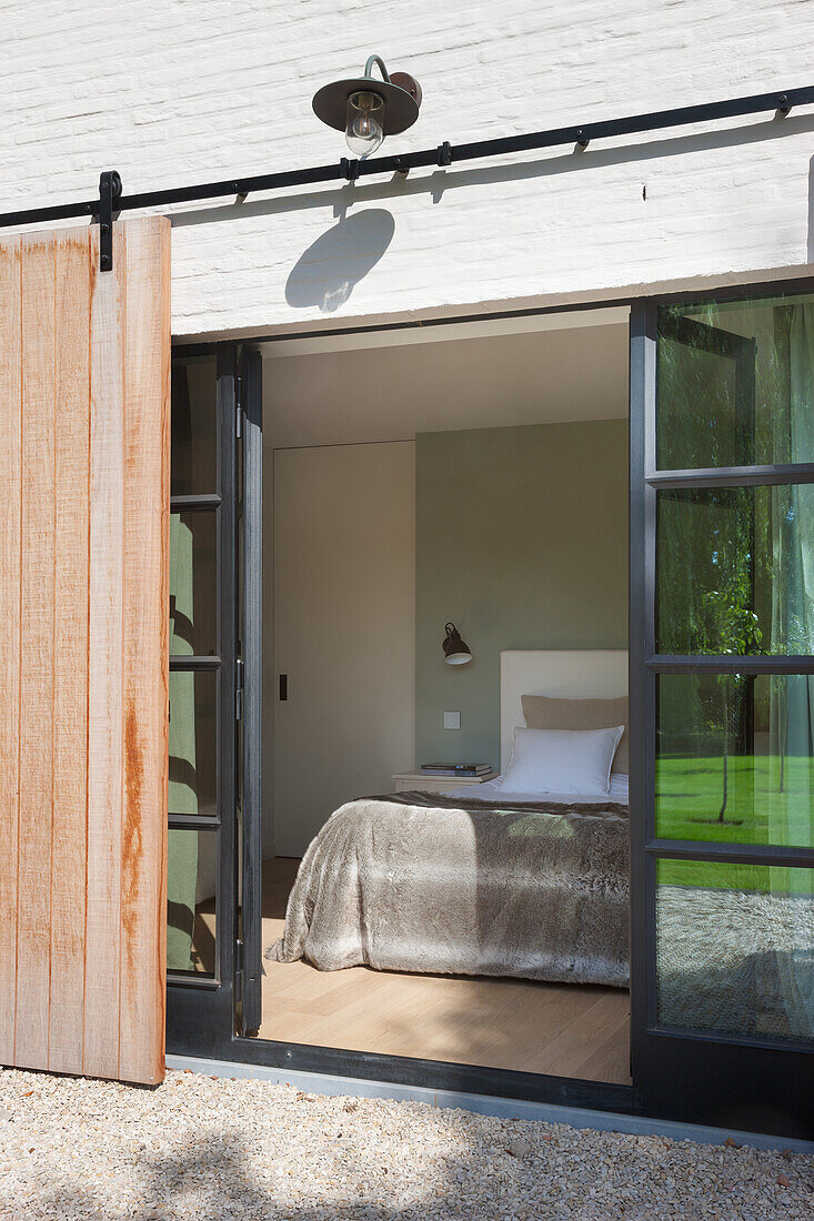 Glasschiebetür zum Schlafzimmer mit direktem Zugang zur Terrasse