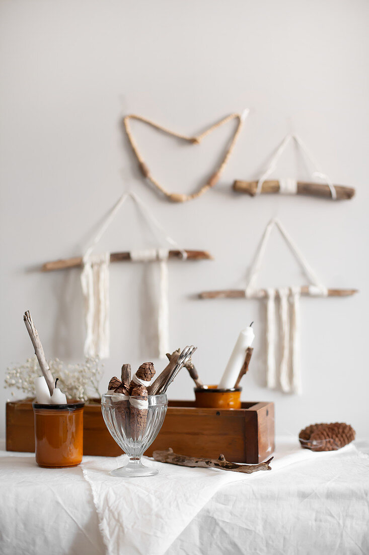Naturdekoration im Boho-Stil aus Fundhölzern, Wolle, Zapfen und Kerzen