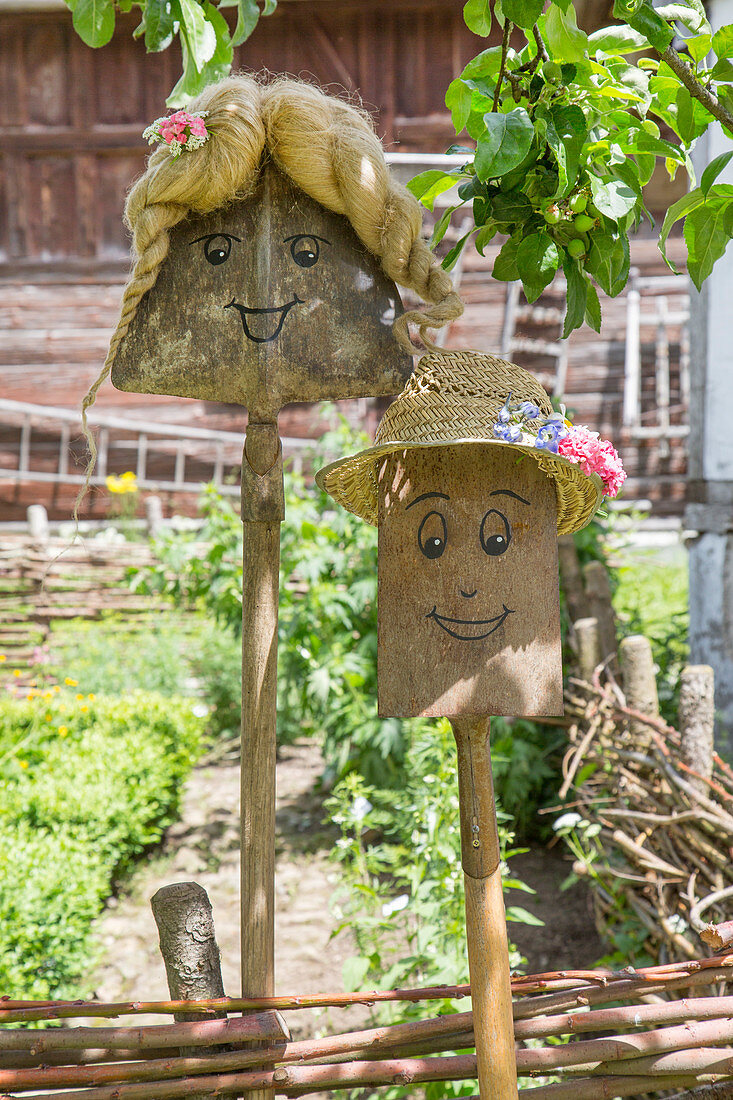 DIY-Gartendeko aus rostigen Gartengeräten