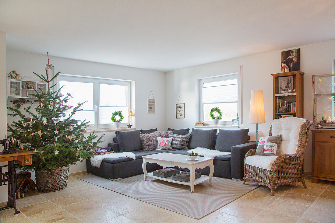 Wohnzimmer im Landhausstil mit Weihnachtsbaum im Korb