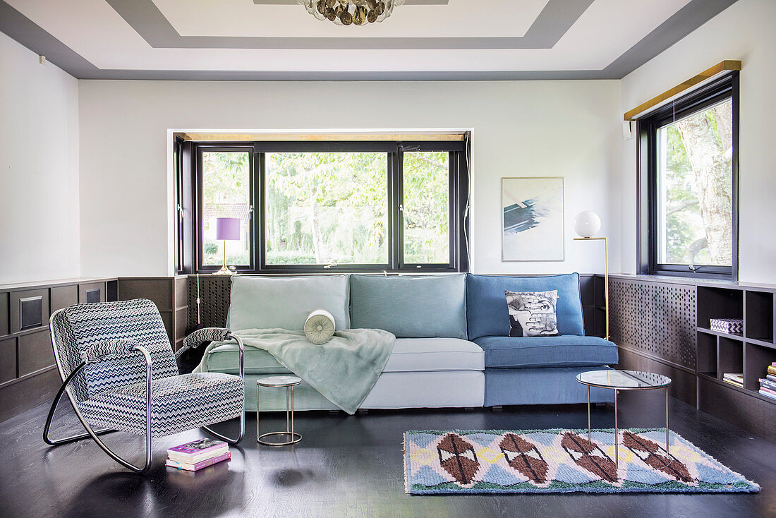 Sofa mit verschiedenen Blau- und Grüntönen im Wohnzimmer