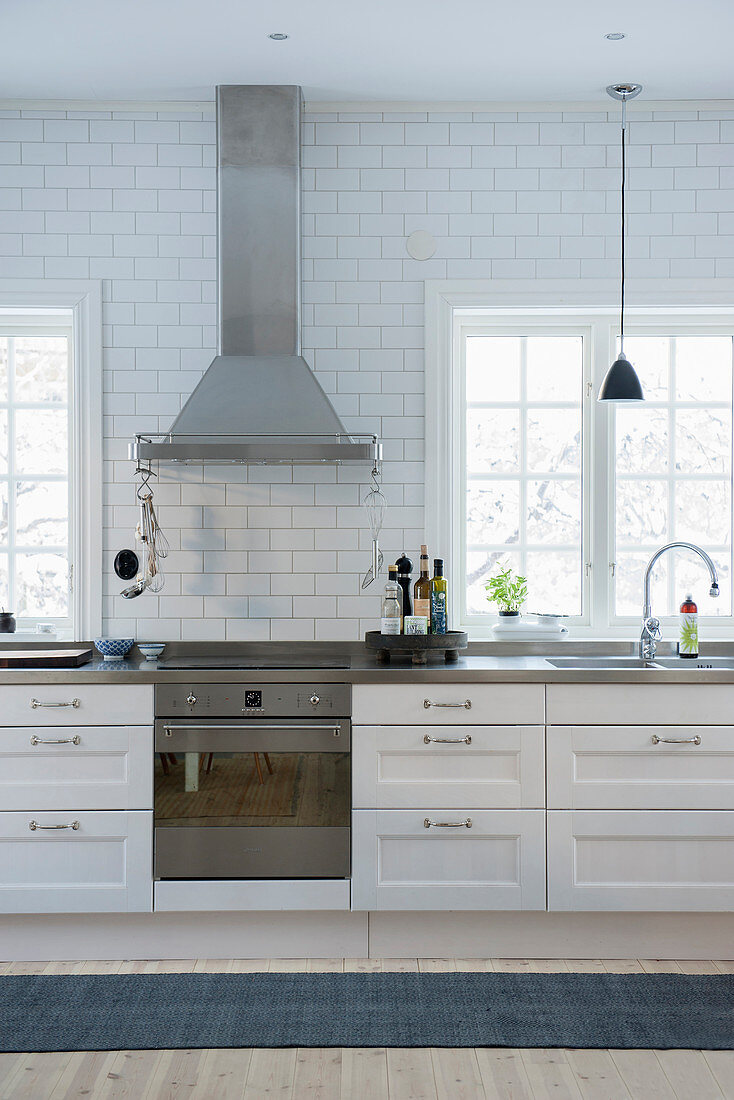 Weiße Küche mit Kassettenfronten und Sprossenfenstern