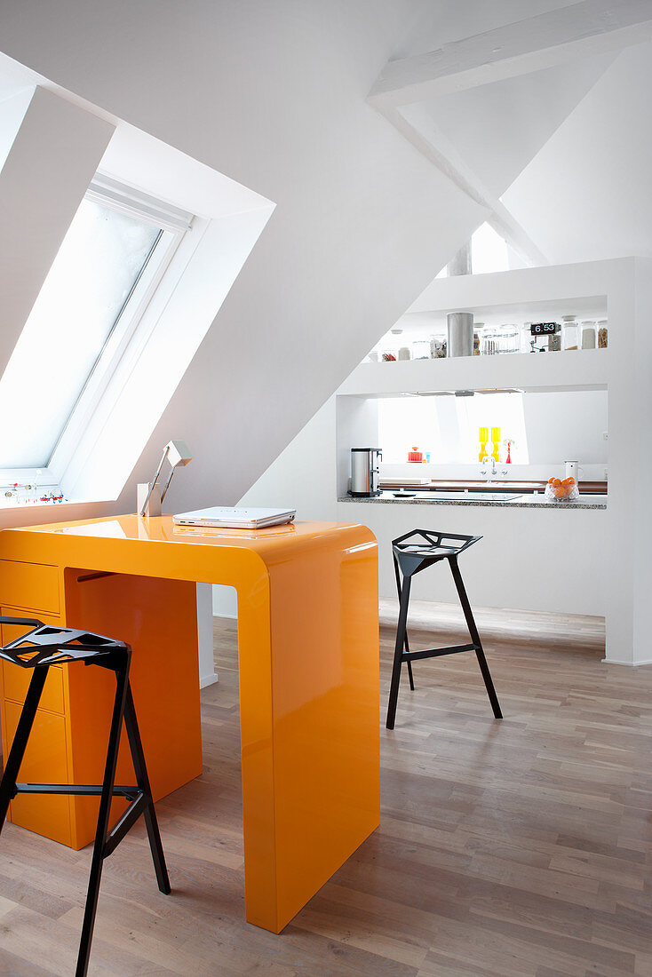 Schreibtisch in Orange im Retrostil in offener Dachwohnung