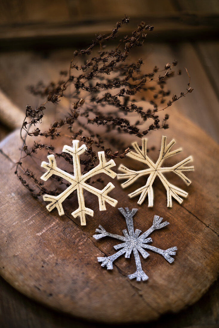 Selbstgemachte Schneekristalle aus Filz als winterliche Dekoration