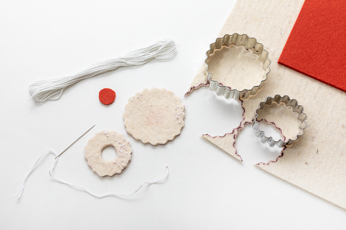 Making faux Christmas biscuits from felt