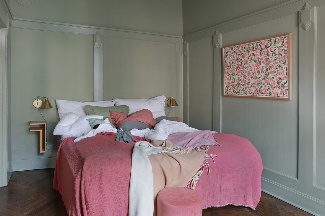 Klassisches Schlafzimmer mit Wandverkleidung und Akzenten in Rosa