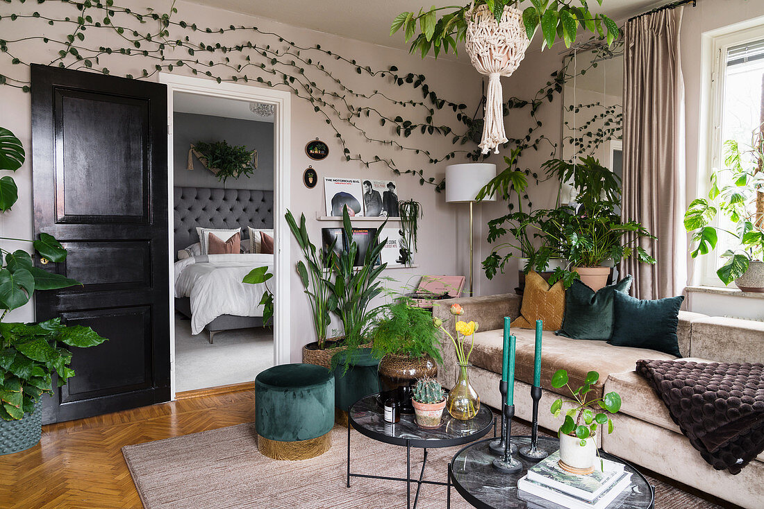 Glamouröses Wohnzimmer voller Zimmerpflanzen