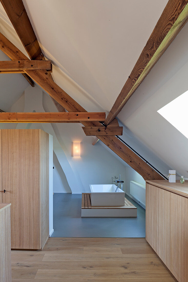 Blick in minimalistisches modernes Bad in Weiß mit Holzbalken