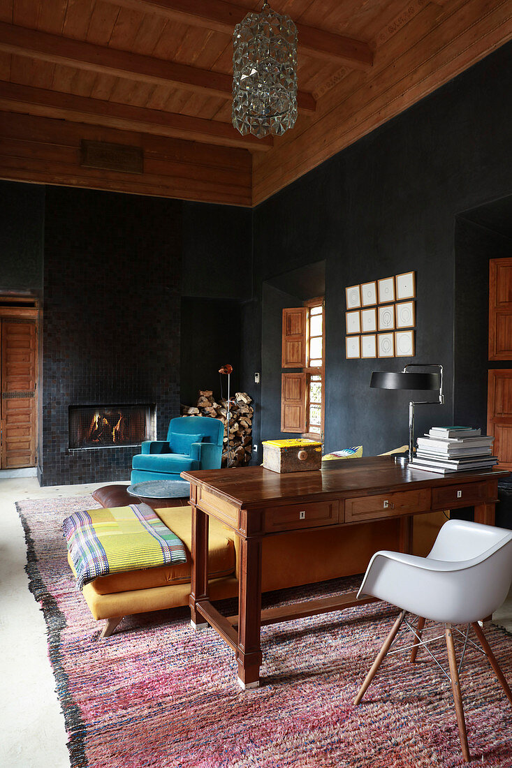 Black walls and wooden ceiling in Oriental-style living room
