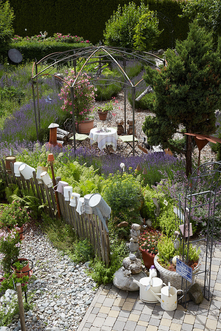 Wild-romantischer Garten mit verschiedenen Räumen