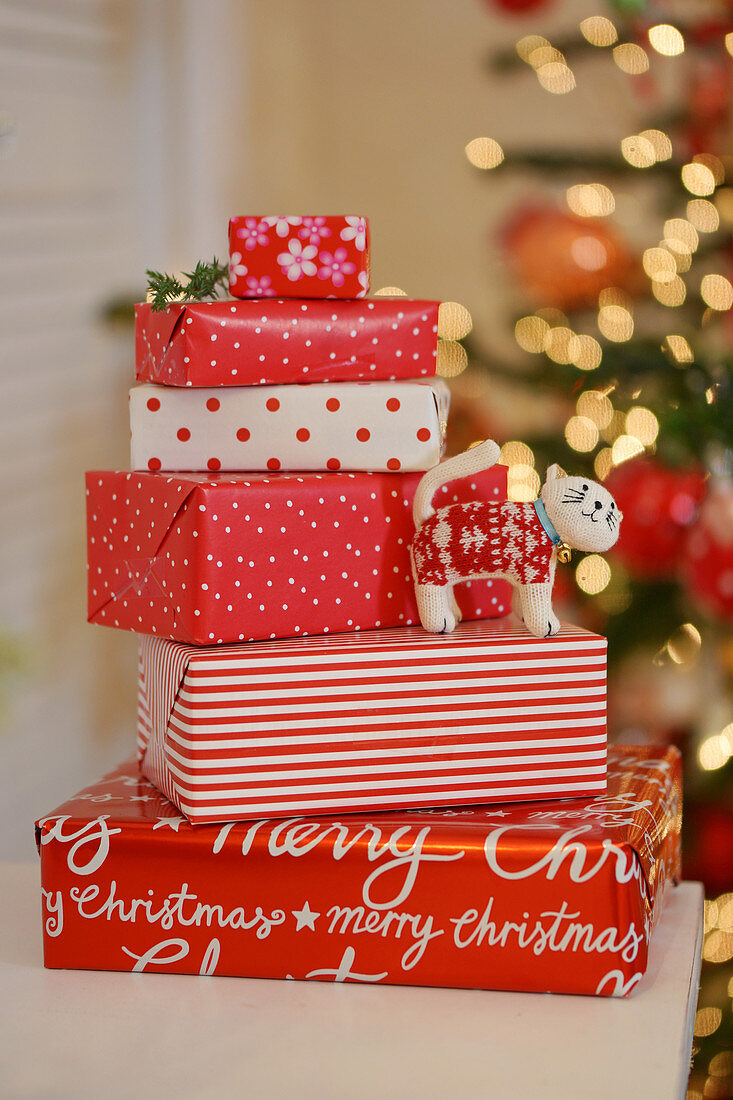 Weihnachtsgeschenke, rot-weiß verpackt