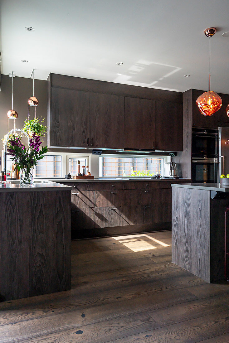 Elegante Küche mit dunkler Holzfront
