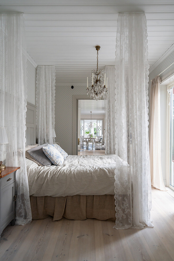 Romantisches Schlafzimmer im Skandinavischen Stil mit Betthimmel