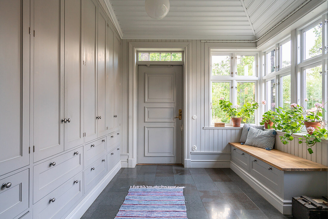 Scandinavian-style foyer with fitted cupboards