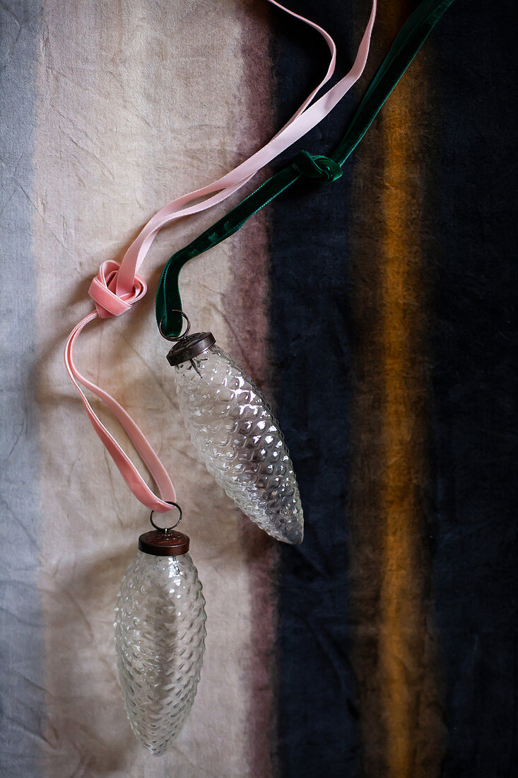 Weihnachtsbaumanhänger aus Glas in Zapfenform mit Dekobändern