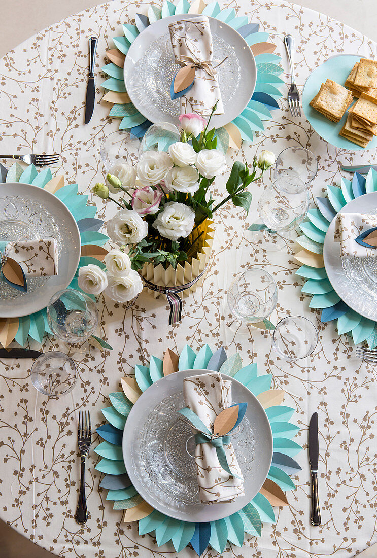 Gedeckter Tisch mit dekorativem Tischset aus Papier