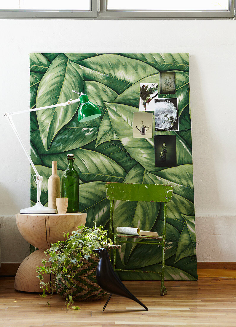 Urban Jungle accessories: artwork, folding chair, wooden table and lamp
