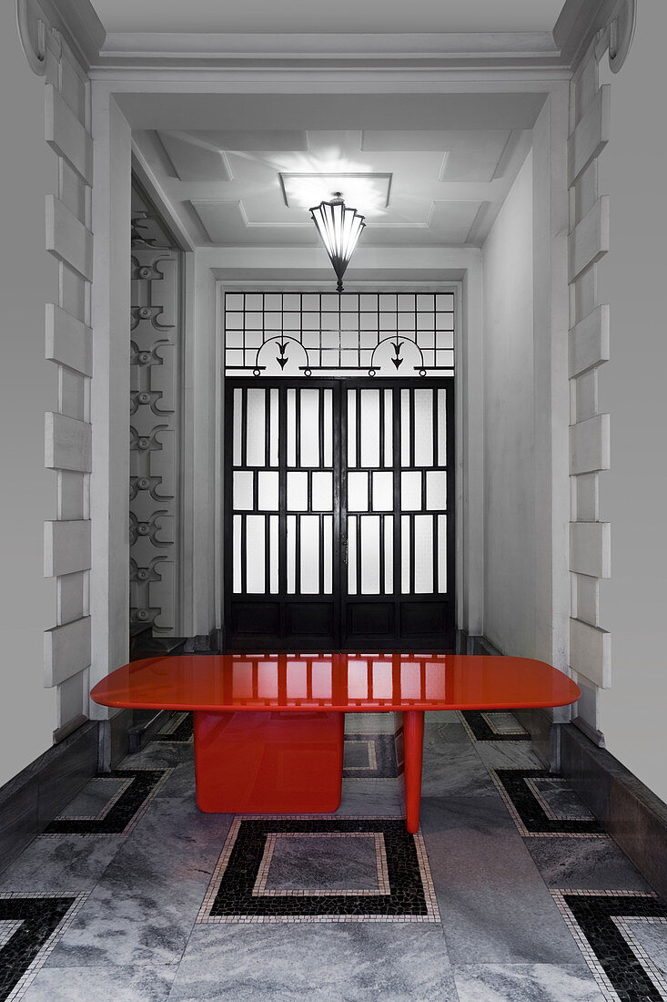 Roter Designertisch in japanischem Stil