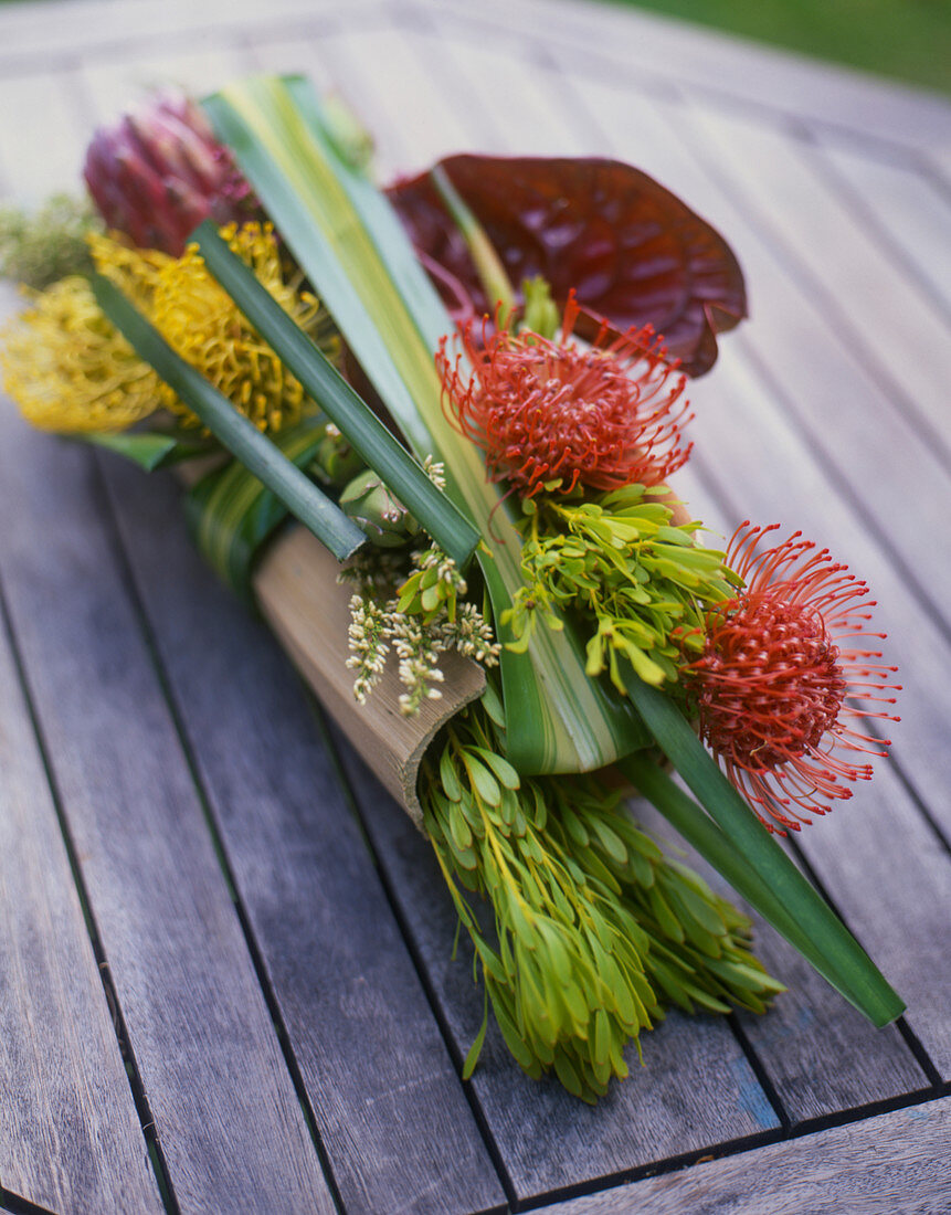 Tischdeko aus Gemüse, Kräutern und Blumen