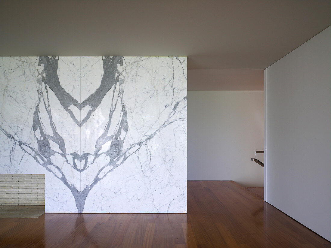 Marmorwand mit Kamin in minimalistischem Wohnraum