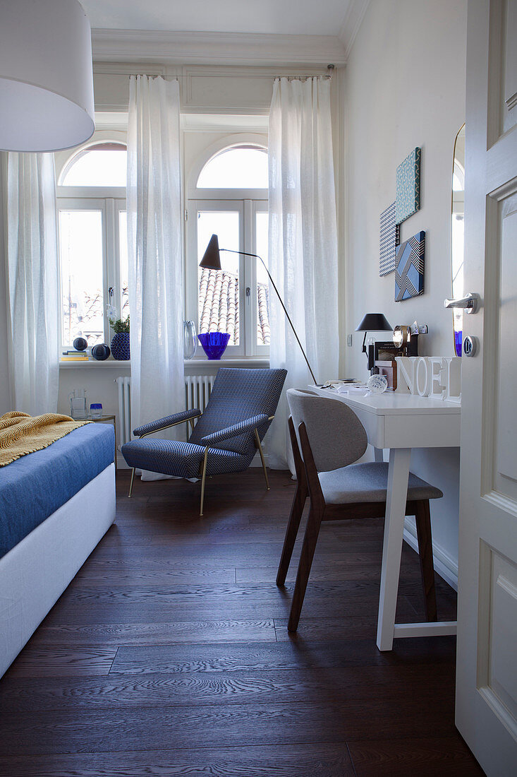 Blick in weiß-blau gestaltetes Schlafzimmer einer Altbauwohnung
