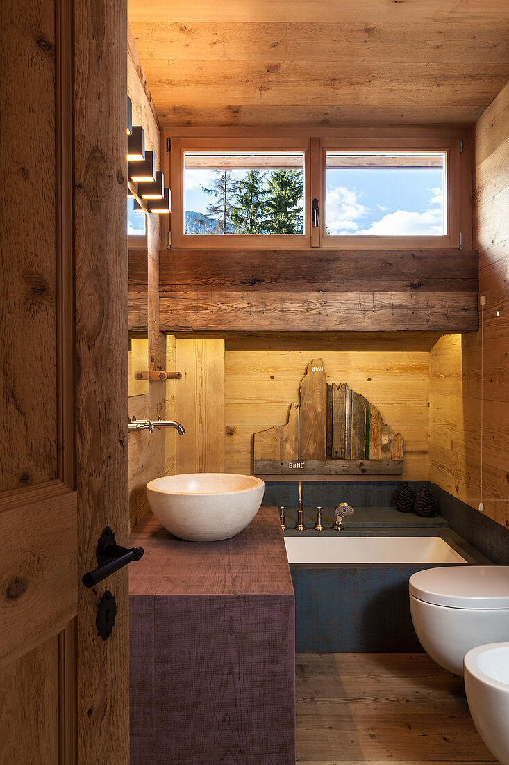 Kleines Bad aus Holz in einem modernen Chalet