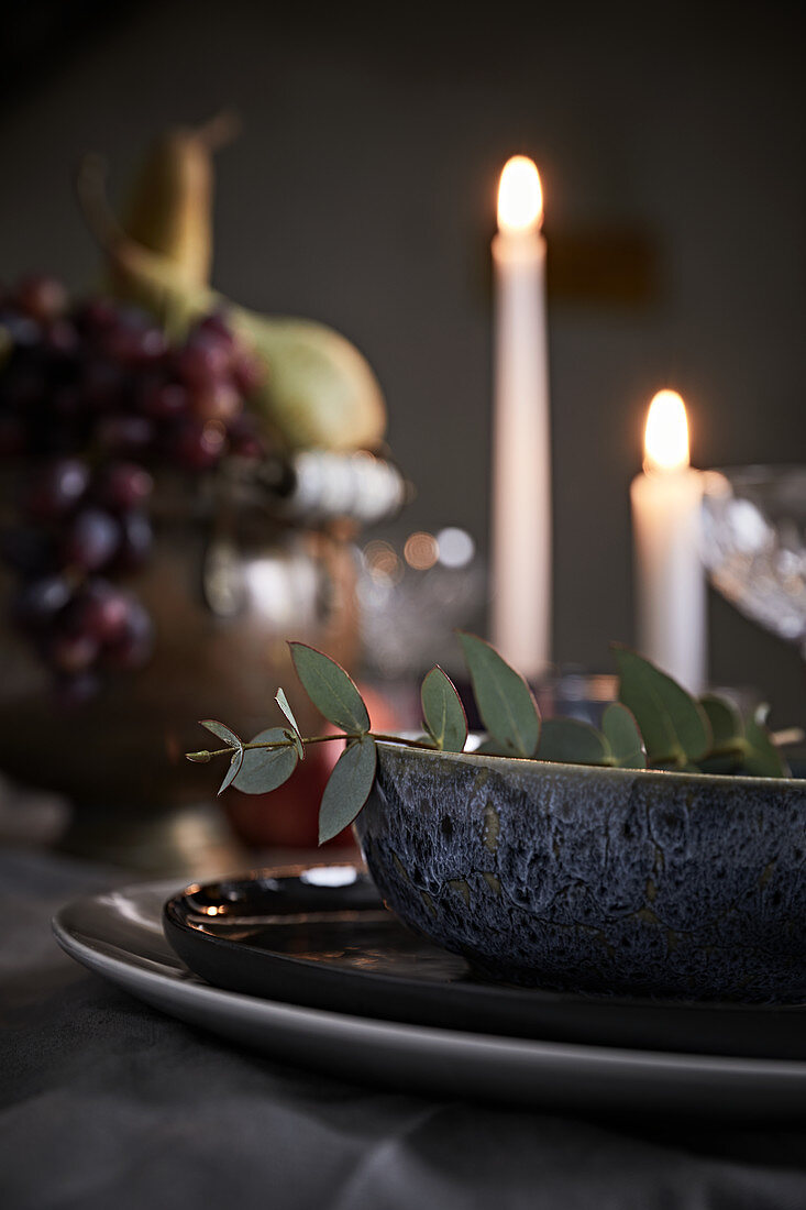 Weihnachtlich dekorierter Tisch mit Kerzen (Detailansicht)