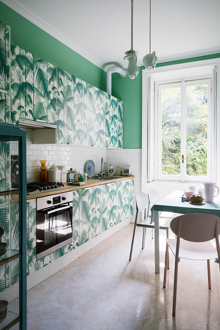 Aufgemöbelte Küche mit Dschungelmotiv und grünen Wänden
