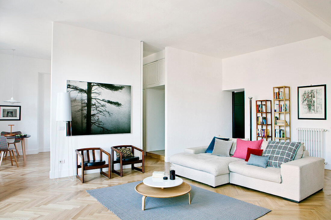 Helles Sofa im modernen offenen Wohnraum mit Fischgrätparkett